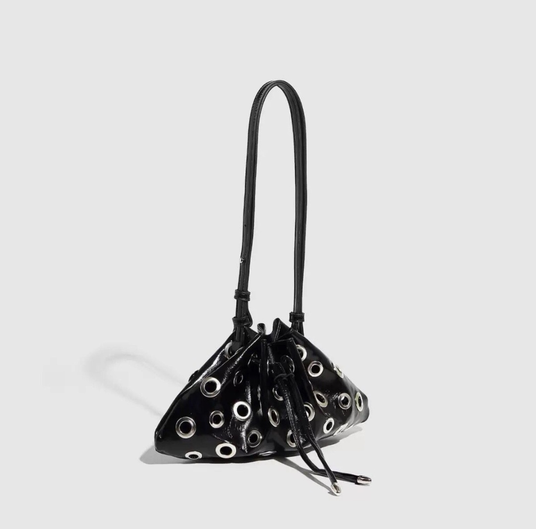 Bolso pequeño negro de estilo moderno, con incrustaciones metálicas y cierre tipo fruncido. Un accesorio en tendencia, compacto y con mucha personalidad, ideal para elevar cualquier look.