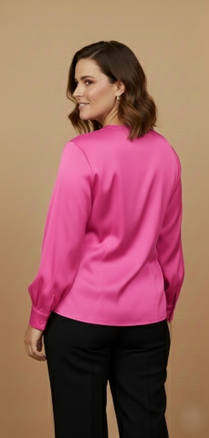 Blusa cruzada de satín con caída suave y diseño drapeado - Imagen 2