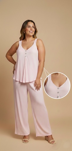 Este conjunto en color rosado claro es la definición perfecta de elegancia suave y estilo contemporáneo.